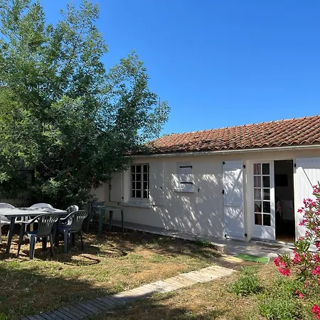Holiday home Charmante Maison Avec Jardin Intime *